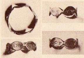 BAG-4275 - Bague polygonale inscrite en grecorBague constituée d'un jonc plat, de largeur égale, facetté en 6 pans lisses et réguliers, de forme losangique, parfois découpés en forme de pétales allongés sur les exemplaires les plus légers.