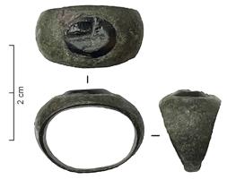 BAG-4340 - Bague à intaillebronzeBague à jonc large s'élargissant progressivement vers le chaton qui est creusé pour recevoir une intaille. Le profil est régulier et les transitions de volume progressives.
