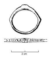 BAG-4356 - Bague inscritebronzeBague à chaton carré en très léger relief, gravé en intaille ; jonc mince à épaulements pouvant comporter une inscription.