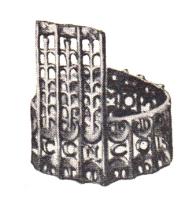 BAG-4405 - Clé-bagueorClé-bague coulée, dont l'anneau découpé en opus interrasilé forme une inscription ; sur le côté, panneton ajouré d'un motif décoratif, très dense.