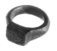 BAG-4415 - Bague inscritebronzeBague massive, à jonc arrondi sur l'extérieur, épaules marquées de palmes incisées ; chaton rectangulaire proéminent, aux côtés en gradins, inscrit en lettres non rétrogrades.