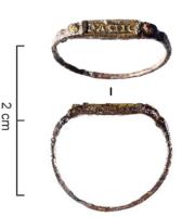 BAG-4430 - Bague inscritefer, bronzeBague à jonc mince avec un chaton plat et étroit, nettement délimité au sommet, et recouvert d'une plaque inscrite en alliage cuivreux.