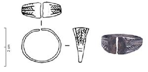 BAG-4434 - Bague à cabochon rapportéargentTPQ : 400 - TAQ : 600Bague à jonc plat, ouvert, dont les deux extrémités s'élargissent régulièrement aux épaules pour se regrouper sous un cabochon rapporté ; décor d'incisions (traits, palmes) sur les épaules triangulaires.