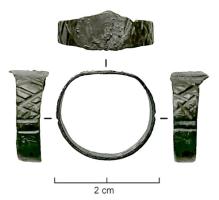 BAG-5083 - Bague à cabochon rapporté et épaules inciséesbronzeBague à jonc plat, chaton aplati prévu pour un cabochon rapporté ; décor de profondes incisions géométriques sur les épaules.