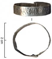 BAG-6014 - BagueargentBague à jonc rubanné orné de motifs répétitifs en creux : deux rameaux disposés en sens opposé et une croix cantonnée de points ; les deux extrémités superposées sont brasées.