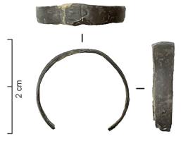 BAG-6015 - Bague à chaton inscritbronzeBague à jonc rubané, chaton écrasé et à peine élargi, non proéminent, et inscrit.