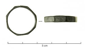 BAG-7007 - Bague inscrite de type TEBALargentAnneau rubanné, dont la surface est entièrement couverte d'une inscription comportant le nom TEBAL ou THEBAL.