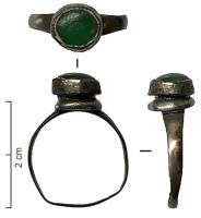 BAG-7030 - Bague à cabochonargent, verreAnneau fermé, soudé sous un serti métallique creusé d'une gorge à la base, et contenant un cabochon en verre (?) vert foncé.