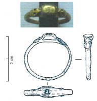 BAG-7031 - BagueorAnneau moulé, chaton en relief, de forme rectangulaire, avec une croix grecque à pattes bifides incisée, dans un rectangle niellé, maintenu entre deux masques d'oiseaux stylisés se faisant face.