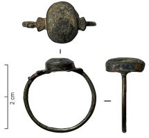 BAG-7033 - Bague à cabochon rapportéargentBague à jonc filiforme, pouvant être terminé par de petits motifs trapézoïdaux, soudé sous un cabochon pour une pierre colorée, bombée, disposée transversalement.