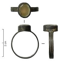 BAG-7034 - Bague à cabochonargentBague à jonc rubané et creusé de cannelures, soudé sous un cabochon pour une verroterie colorée, bombée.