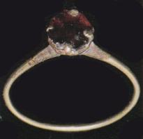 BAG-7038 - Bague à cabochonor, pierreBague à chaton surélevé retenant, à l'aide de griffes, un cabochon en pierre ou en verre.