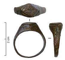 BAG-8014 - Bague à chaton losangiquebronzeBague monométallique, les épaules obliques convergeant vers un chaton losangique, dégagé sur les côtés, et sans doute gravé en intaille.