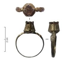BAG-8015 - Bague à chaton surélevébronze, pierreBague à jonc mince, dont le cabochon forme comme une tour carrée, encadrée d'arceaux qui se prolongent en griffes maintenant une pierre dure.