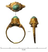 BAG-8019 - Bague à cabochonor, pierreTPQ : 1550 - TAQ : 1600Bague à jonc mince, dont toute la partie supérieure est ornée de motifs végétaux profondément ciselés, encadrant un cabochon surélevé avec une pierre sertie (griffes).