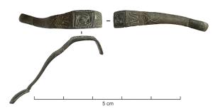 BAG-8022 - Bague à motif animalierbronzeBague à jonc plat, chaton rectangulaire aplati, non débordant, incisé d'un motif animalier (ovi-capridé) avecdesdécors incisés (fleurs ?) sur les épaules.