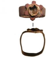 BAG-9010 - BaguebronzeBague en tôle, jonc rubanné soudé sous un chaton rapporté entouré d'un fleuron.
