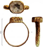 BAG-9012 - Bague à cabochonorBague à jonc rubanné, légèrement renflé sur la face externe, et couvert d'incisions obliques ; il est interrompu par un cabochon rapporté de forme octogonale, portant une pierre sertie dans une cloison d'or ornée sur tout le pourtour de sortes d'arcades.