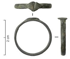 BAG-9079 - Bague à chaton plat rapportébronzeBague à jonc rubané, parfois marqué dans son milieu d'une succession régulière de cannelures transversales, soudé sous un chaton ovale, lisse ou fendu d'un côté pour évoquer un cœur.