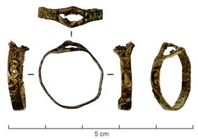 BAG-9085 - Baguebronze, verreBague en ruban mince, parfois estampé, dont le jonc devient bifide pour soutenir, à l'aide de quatre griffes autour d'un cercle ajouré, un cabochon en pâte de verre.