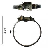 BAG-9093 - Bague à cabochon accosté de pierresargentBague à cabochon quadrangulaire, coulé sur un jonc étroit avec un très léger décor incisé au départ du jonc; de part et d'autre, cabochons pour verroteries, faux diamants.