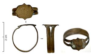 BAG-9131 - BaguebronzeBague à chaton fantaisie rapporté, fixé par dessous par quatre points de brasure à l'étain ; le jonc plat devient bifide dans sa partie supérieure.
