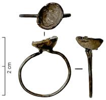 BAG-9132 - Bague à cabochon en cupuleargentBague constituée d'un fil mince, de section ronde, fixé sous un serti de forme conique.