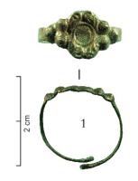 BAG-9133 - Bague à chaton emboutibronzeBague à jonc plat et étroit, chaton circulaire embouti pour obtenir des bossettes en relief, trois lisses au départ du jonc et deux ornées de motifs entre les extrémités ; au centre, zone lisse (?) cernée par un filet circulaire en léger relief.