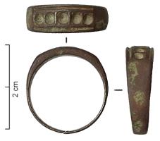 BAG-9135 - Bague à inserts multiplesbronzeBague à jonc élargi pour former un chaton creusé de plusieurs inserts destinés à des verroteries.