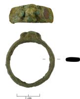 BAG-9139 - Baque à cabochon à perle émaillécuivreBague à jonc sub-circulaire à quadrangulaire doté d'un chaton proéminent accueillant une perle émaillée.