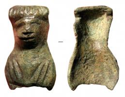 BAS-4046 - Attache d'anse mobile de bassin
bronze
Bassin dont l'anche joue librement sur les côtés d'une attache fixée par brasure au sommet de la panse; celle-ci représente un buste sommaire (plis du vêtement), d'apparence simiesque, la chevelure marquée d'incisions transversales masquant l'articulation de l'anse qui se fixe sur les côtés.