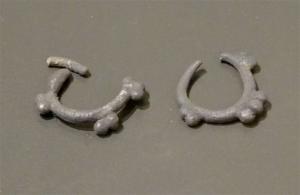 BCO-3001 - Boucle d'oreilleargentBoucle ouverte, composée d'un jonc fin sur lequel sont rapportés trois ornements de granulations (ou segments de fil moulurés transversalement).