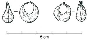 BCO-3003 - Boucle d'oreilleorAnneau renflé, formé de deux demi-coques de tôle, serties l'une sur l'autre.