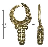 BCO-3029 - Boucle d'oreilleorAnneau ouvert, constitué de plusieurs fils juxtaposés formant un décor cordé, sous lequel est soudé un pendant de globules disposés en grappe.