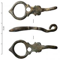 BOH-7001 - Boucle à crochet pour éperonbronzeBoucle rigide, dorée, dont le corps percé pour l'articulation d'un ardillon se prolonge par un robuste crochet filiforme.