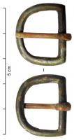 BOH-9006 - Boucle de harnaisbronzeBoucle en D, de section circulaire, l'ardillon est fixé sur la partie droite, il est lui aussi de section circulaire.