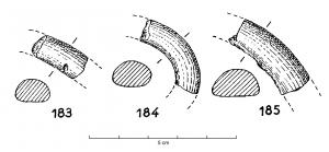 BRC-1010 - Fragment de bracelet à section plano-convexebronzeFragment de bracelet, à section demi-circulaire, semi-ovale ou, plus généralement, plano-convexe, sans décor.