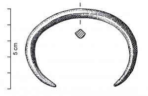 BRC-1093 - Bracelet ouvert à extrémités aminciesbronzeBracelet ouvert à extrémités amincies, tige massive de section ovalo-triangulaire (face interne convexe, face externe anguleuse), inorné.
