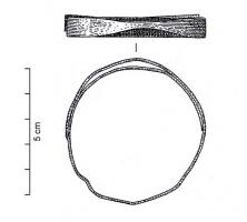 BRC-1140 - Bracelet en rubanbronzeBracelet composé d'un ruban mince enroulé ; changement de section en partie médiane, témoin de la section de la tige avant martelage et extrémités arrondies symétriquement.