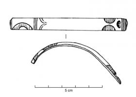 BRC-1152 - Bracelet platbronzeBracelet ouvert, plat à tendance en ruban, de section plano-convexe ou concavo-convexe, orné d'incisions, sans tampons.
