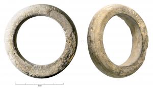 BRC-2013 - BraceletpierreTPQ : -750 - TAQ : -475Bracelet d'aspect massif, en pierre (schiste ? calcaire ? plus sûrement lignite ?) à section en D.