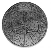BSP-8010 - Bouton-enseigne de pèlerinage : sainte FamillebronzeBouton circulaire, gravé sur la face externe: dans un décor domestique, Marie passe à Joseph l'Enfant Jésus ; tous les personnages sont auréolés.