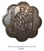 BSP-8018 - Bouton-enseigne de pèlerinage : sainte Barbara?bronzeBouton enseigne de forme circulaire, représentant une sainte nimbée, portant une palme et un livre; à l'arrière-plan, une tour.