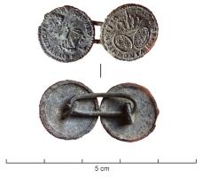 BTN-9022 - Bouton de col à thème royal : Louis XVIbronzeTPQ : 1776 - TAQ : 1784Bouton légèrement arrondi, à peine creusé d'un liseré au revers, et équipé d'une petite bélière centrale; généralement porté en paire reliée par un anneau allongé d'env. 20mm. L'un des boutons reproduit un type monétaire : buste du Roi à gauche, avec le cordon et la plaque de l'Ordre du Saint Esprit ; inscription LVD.XVI.DG.FR / ET.NAV.REX; l'autre bouton reproduit l'avers de l'écu 