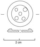 BTN-9054 - Bouton à trousosBouton circulaire, la face supérieure en dôme aplati, ici lisse, autour d'une dépression centrale percée de deux ou cinq trous autour d'une perforation centrale. Au revers, profil inversé, le dôme central en relief. Le diamètre est variable.