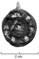 BTS-4125 - Boîte à sceau circulairebronzeBoîte à sceau circulaire à couvercle émaillé : deux couronnes concentriques autour d'un disque central également émaillé; dans la couronne externe, succession de pastilles incluses.