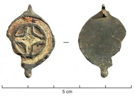 BTS-4139 - Boîte à sceau circulairebronzeBoîte à sceau circulaire prolongée par un bouton ; le couvercle est creusé de loges d'émail, couronne autour d'un motif cruciforme (écoinçons également émaillés).