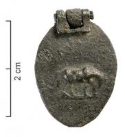 BTS-4231 - Boîte à sceau de forme ovalebronzeTPQ : 80 - TAQ : 150Boîte à sceau de forme ovale ; sur le couvercle, dont le sommet forme une fenêtre repliée vers la face supérieure, cheval à droite, sur un trait de sol.