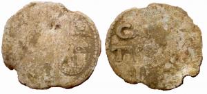 BUL-9104 - Bulle pontificaleplombDisque épais en plomb, perforé pour le passage de rubans, et frappé au nom du pape émetteur : sur une face, les têtes schématisées de Pierre et Paul, SPA - SPE ; au revers : LAIX / TVS• PP / III  (Calixte III, pape de 1455 à 1458).