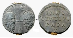 BUL-9153 - Bulle pontificaleplombDisque épais en plomb, perforé pour le passage de rubans, et frappé au nom du pape émetteur. Sur une face, les têtes réalistes de Pierre et Paul, autour d'une croix nimbée : S.P ; au revers : INNO / CENTIVS / PAPA / X (Innocent X, pape de 1644 à 1655).